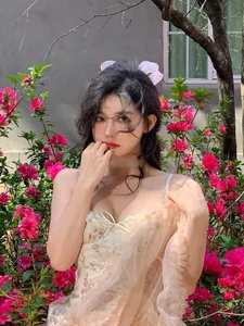 Casual Elegance: Viral Influencer Showcases Stunning Hourglass Figure During Daily Grocery Run - image 6