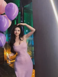 Casual Elegance: Viral Influencer Showcases Stunning Hourglass Figure During Daily Grocery Run - image 3