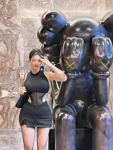 Casual Elegance: Viral Influencer Showcases Stunning Hourglass Figure During Daily Grocery Run - image 1