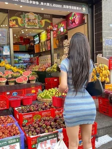 Casual Elegance: Viral Influencer Showcases Stunning Hourglass Figure During Daily Grocery Run - image 7