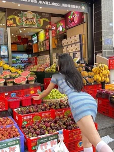 Casual Elegance: Viral Influencer Showcases Stunning Hourglass Figure During Daily Grocery Run - image 5