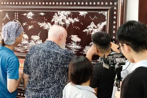 Discover the Art of Mother-of-Pearl Inlay at the Khảm Sắc Exhibition: A Journey Through Traditional Vietnamese Heritage and Modern Craftsmanship. - image 1