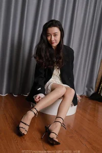 IESS Gallery: Qiu Qiu Showcasing Elegant Black Straps Fashion - image 26