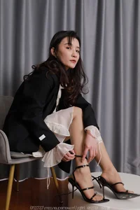 IESS Gallery: Qiu Qiu Showcasing Elegant Black Straps Fashion - image 5