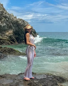 Isabella, Daughter of Singer Thanh Ha, Showcases Stunning Fitness and Summer Bikini Style - image 2
