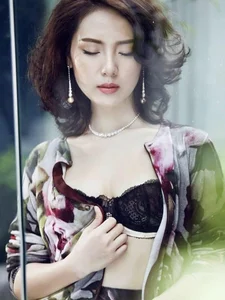 Phuong Linh Stuns with Ageless Beauty and Bold Fashion Choices - image 4
