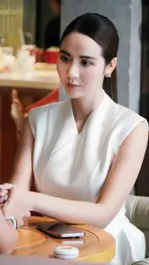 Phan Minh Huyen: Elegant Fashion Highlighting Radiant Beauty - image 8