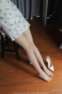 IESS SXJ No.1680: Xiao Jiu Showcases Urban Elegance and Silk Fashion - image 9
