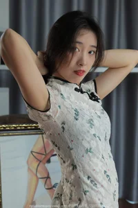 IESS SXJ No.1680: Xiao Jiu Showcases Urban Elegance and Silk Fashion - image 3