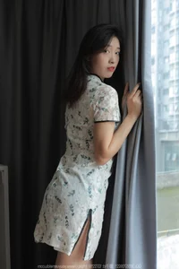 IESS SXJ No.1680: Xiao Jiu Showcases Urban Elegance and Silk Fashion - image 0