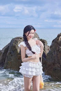 Chic Beachwear Inspiration: How Quyền Linh’s Daughter Nails the Perfect Summer Look - image 10