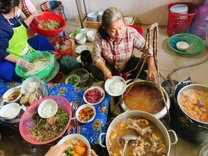 Discover the Best Affordable and Authentic Street Food in Hue Vietnam for Food Enthusiasts - image 8