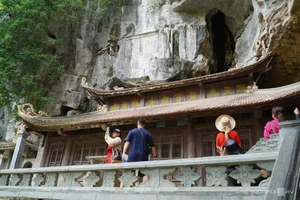 Exploring the Ancient 600-Year-Old Cliffside Temples: A Journey Through History and Spirituality - image 9