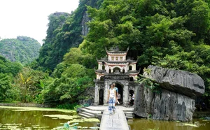 Exploring the Ancient 600-Year-Old Cliffside Temples: A Journey Through History and Spirituality - image 2