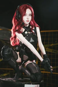 Arknights Surtr Tactical Style Cosplay by Shuang Mu Fu Su - Full Gallery - image 12