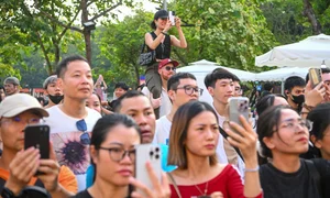 Hanoi Traditional Costume Parade: A Vibrant Celebration of Culture - image 0