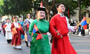 Hanoi Traditional Costume Parade: A Vibrant Celebration of Culture - image 1