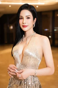 Diệp Lâm Anh Stuns in New Swimwear Collection Showcasing Timeless Beauty and Fitness - image 0