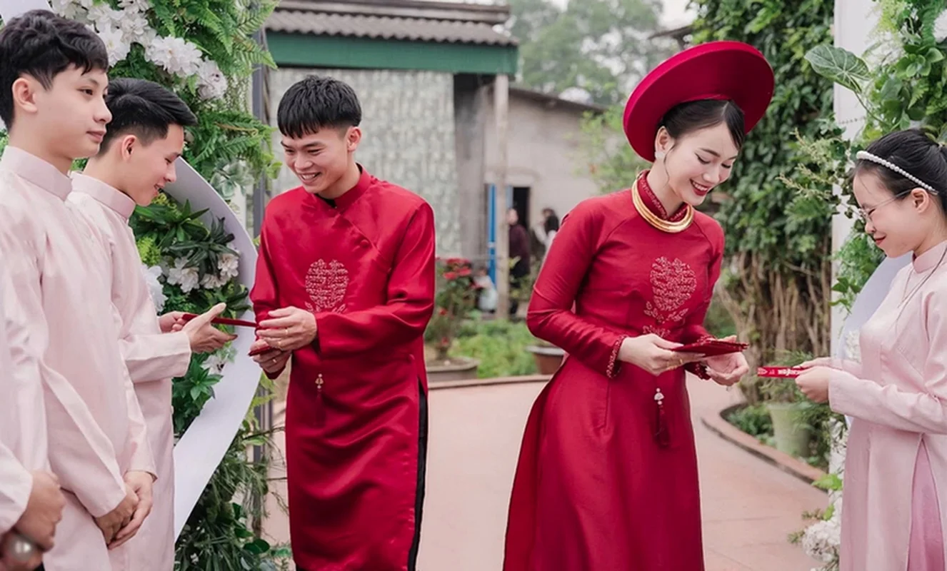 Exclusive Romantic Gallery: Ho Van Cuong and His Beautiful Wife Share Heartwarming Moments of Their Journey Together