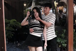 Exclusive Romantic Gallery: Ho Van Cuong and His Beautiful Wife Share Heartwarming Moments of Their Journey Together - image 2