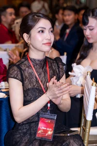 Stunning Beauty Transformation of Da Nang Influencer Nhat Le: Latest Trendy Looks and Modern Fashion Inspiration - image 0