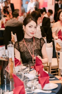 Stunning Beauty Transformation of Da Nang Influencer Nhat Le: Latest Trendy Looks and Modern Fashion Inspiration - image 1