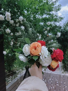 Exploring the Stunning Rose Garden of the Legendary 'Condor Heroes' Actress - image 5