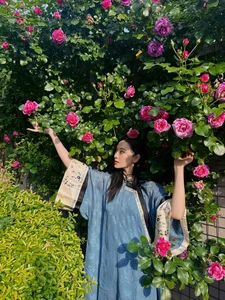 Exploring the Stunning Rose Garden of the Legendary 'Condor Heroes' Actress - image 2