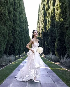 Stunning Visuals of the Tycoon's Daughter Who Captured a Famous Singer's Heart - image 0