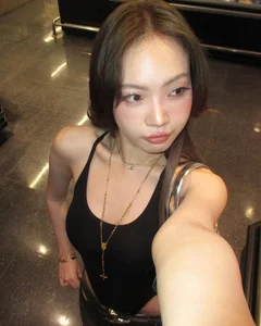 Stunning Influencer with 3.5 Million Fans Turns Grocery Shopping into a Fashion Statement with Bold Backless Look - image 3