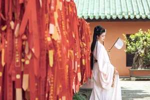 YiTuYu Art Language Vol.7799: The Visual Poetry of Model Qing Qing - image 10