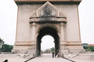 Discovering Patuxai: The Magnificent Arc de Triomphe of Vientiane, Laos - image 5