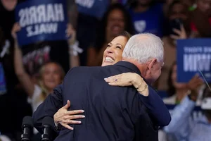 Iconic Moments: Kamala Harris and Tim Walz on the 2024 Campaign Trail - image 9