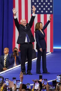 Iconic Moments: Kamala Harris and Tim Walz on the 2024 Campaign Trail - image 2