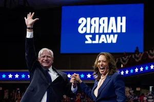 Iconic Moments: Kamala Harris and Tim Walz on the 2024 Campaign Trail - image 3
