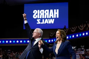 Iconic Moments: Kamala Harris and Tim Walz on the 2024 Campaign Trail - image 8