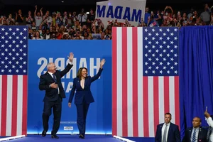 Iconic Moments: Kamala Harris and Tim Walz on the 2024 Campaign Trail - image 0