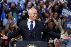 Iconic Moments: Kamala Harris and Tim Walz on the 2024 Campaign Trail - image 4