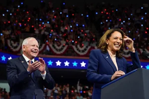 Iconic Moments: Kamala Harris and Tim Walz on the 2024 Campaign Trail - image 7