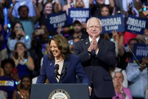 Iconic Moments: Kamala Harris and Tim Walz on the 2024 Campaign Trail - image 5