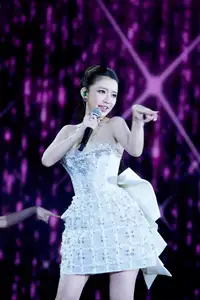 View Bich Phuong Bling Bling: Fairytale Muse Beauty, Dazzling Event Style - image 0