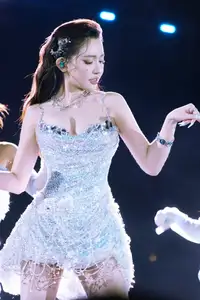 View Bich Phuong Bling Bling: Fairytale Muse Beauty, Dazzling Event Style - image 3