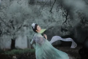 Ethereal Beauty of Wu Sui Sui in Art Language YiTuYu Vol.8876: A Spring Muse in Hanfu - image 7