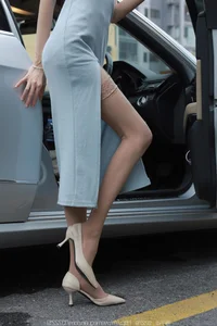 Tuan Tuan’s Captivating In-Car Photoshoot for IESS Collection - image 10