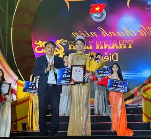 Talented 14-Year-Old Student Crowned Beauty Queen at Local Hometown Festival - image 3