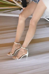 IESS Dansi 015 Xiao Liu White Rocking Chair Stockings Series - image 1