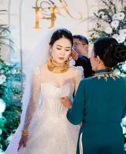 Stunning Nghe An Bride Shines with Lavish Gold Jewelry and Radiant Beauty in Viral Wedding Photos - image 1