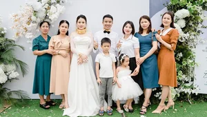 Stunning Nghe An Bride Shines with Lavish Gold Jewelry and Radiant Beauty in Viral Wedding Photos - image 2