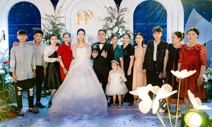 Stunning Nghe An Bride Shines with Lavish Gold Jewelry and Radiant Beauty in Viral Wedding Photos - image 0