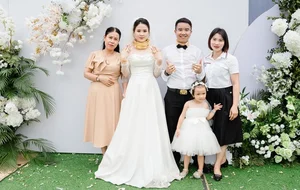 Stunning Nghe An Bride Shines with Lavish Gold Jewelry and Radiant Beauty in Viral Wedding Photos - image 5